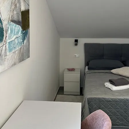 Apartments With Hot Tub Mandre, Pag - 24670 * Kolan