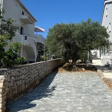 Apartments With Hot Tub Mandre, Pag - 24670 Kolan